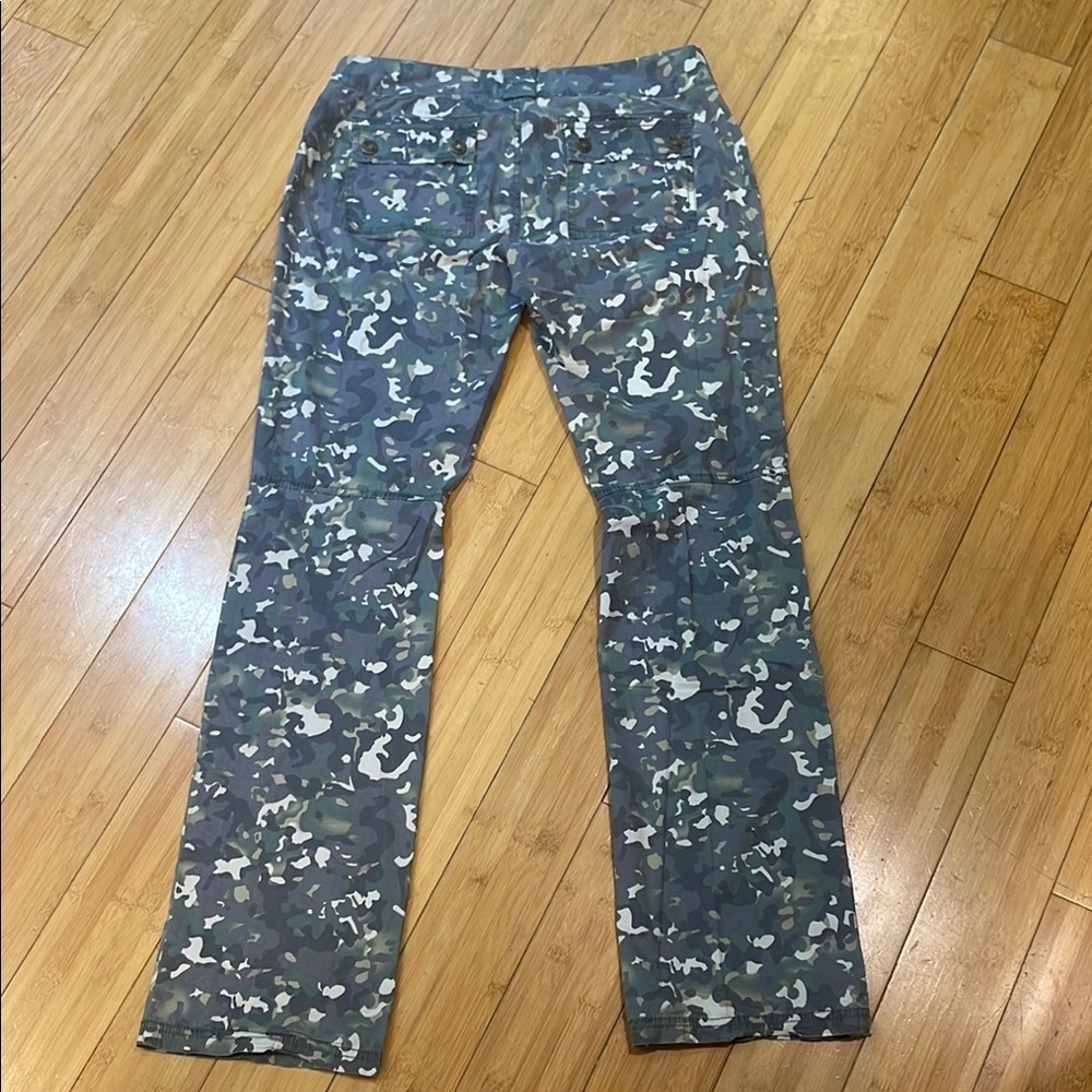 Guess Women's Green-Gray Camouflage Straight Leg Pants size 29 Mid Rise - Picture 7 of 11